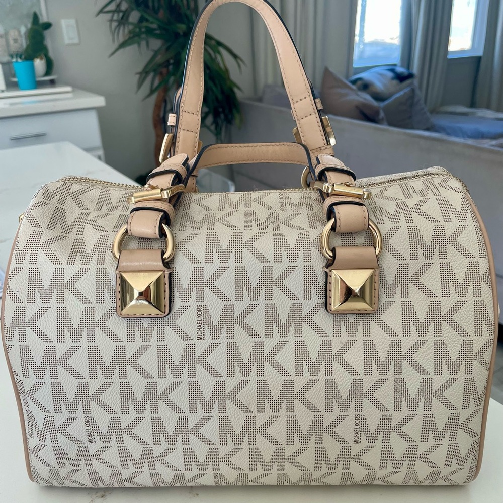 Authentic!! Michael Kors purse , like New!!perfect neutral bag